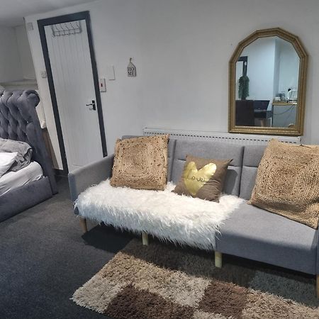 Ferienwohnung A Cosy Deluxe Size Studio With Queen Size And Sofa Bed Leeds  Exterior foto