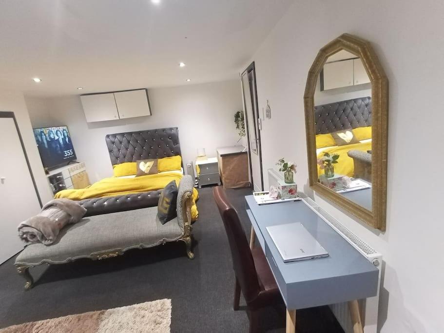 Ferienwohnung A Cosy Deluxe Size Studio With Queen Size And Sofa Bed Leeds  Exterior foto